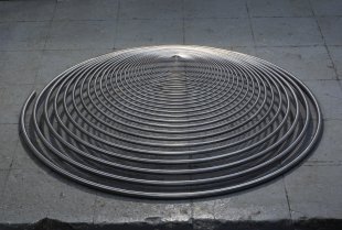 Martin Willing: H&uuml;gel, Querschnitt verj&uuml;ngt, 2007, Chrom-Nickel-Federstahl (L 36,2 m), gebogen, lasergeschwei&szlig;t, geschmiedet, vorgespannt, H ca. 20 cm, � 90 cm